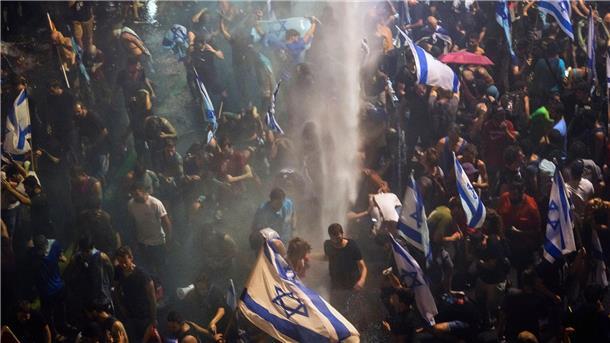 Historiker: Deutschland muss Druck ausüben auf Israel Demonstration gegen die Justizreform in Tel Aviv. Die Polizei geht unter anderem mit einem Wasserwerfer gegen die Teilnehmer vor.