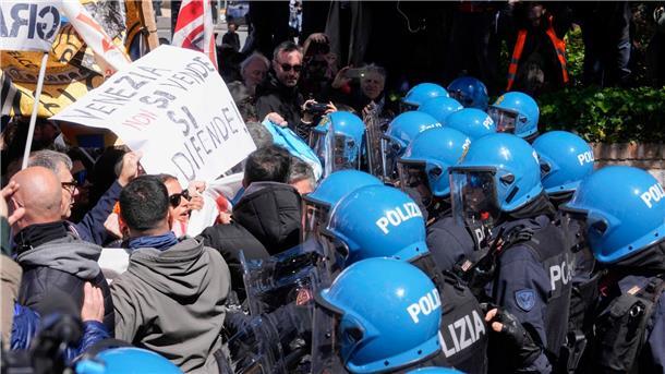 Fünf Euro für Venedig - Chaos zu Beginn Demonstration gegen die Venedig-Touristensteuer.