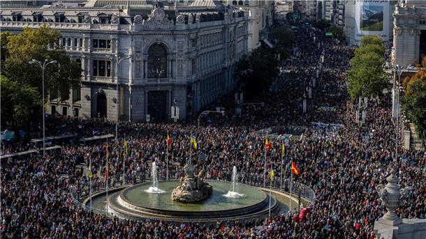 Demonstration zur Unterstützung der öffentlichen Gesundheitsversorgung auf dem Cibeles-Platz.
