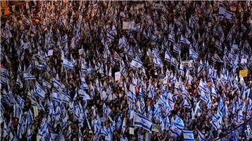 Demonstrierende protestieren in Tel Aviv gegen die geplante Justizreform.