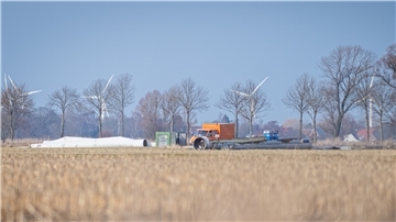 Demontierte Windräder liegen auf den Feldern zwischen Imsum und Schottwarden.