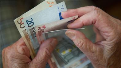 Den Älteren in Deutschland soll das Geld nicht ausgehen - doch wer zahlt dafür? (Archivbild)