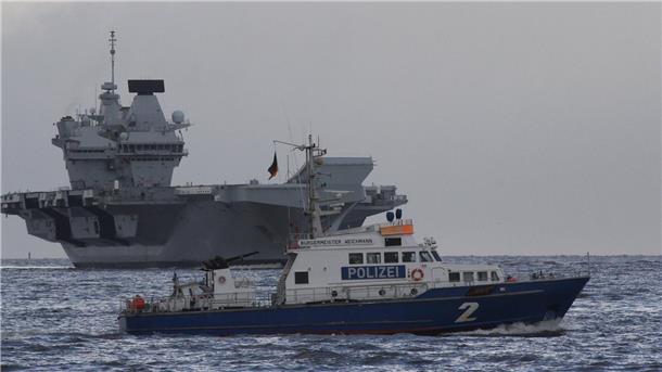Englischer Flugzeugträger HMS „Queen Elizabeth“ passierte am Montag Cuxhaven Den Anblick des an der Alten Liebe in Cuxhaven vorbeigleitenden englischen Flugzeugträgers „Queen Elizabeth“ wollten sich zahlreiche Schiffsliebhaber und -spotter nicht entgehen lassen.