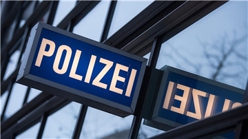 Den drei Polizeibeamten wird auch das Verwenden von „Kennzeichen verfassungswidriger Organisationen“ vorgeworfen (Symbolbild).