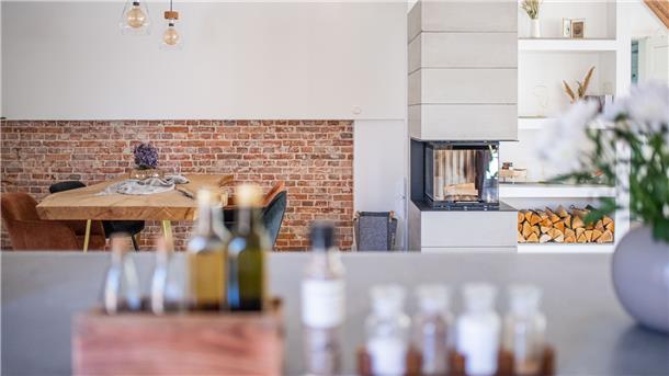 Den Einrichtungsstil ihres Hauses beschreibt Mascha Lühning als "Landhaus-Loft". Das alte Backsteingemäuer soll sich optisch mit dem modernen Kamin verbinden.