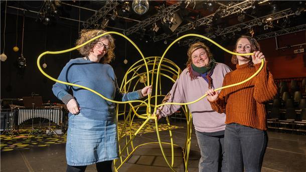 Den Fisch haben die Schlosser im Stadttheater als Klettergerüst selbst hergestellt. Bianca Sue Henne (Dramaturgie), Lisa Fütterer (Bühne und Kostüme) und Annika Ellen Flindt (v. links) freuen sich auf die Kinderoper „Gold!“ im JUB!.