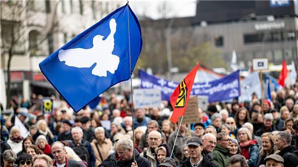 Tausende bei Ostermärschen: Für Frieden und gegen Aufrüstung „Den Frieden gewinnen - nicht den Krieg!“: Demonstranten in Berlin mit einer Friedenstaube-Flagge.