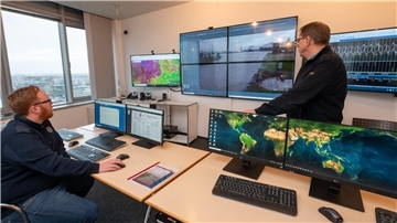Den Hafen im Blick: Henry Behrends und Christian von Deetzen (links) im Sturmflut-Lagezentrum von Bremenports.