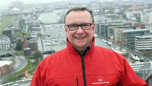 Den Hafen im Rücken: Beim Fototermin mit Uwe Schmidt auf der Aussichtsplattform des Sail-City-Gebäudes ist es windig und regnerisch, „typisch Bremerhaven“, so der SPD-Bundestagsabgeordnete. Als „Lotse“ der SPD-Küstengang vertritt er die Interessen der Küsten-Bundesländer.