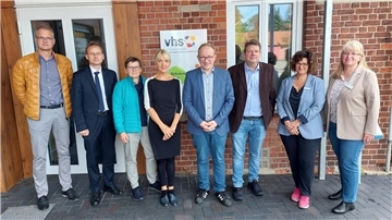 Gruppenfoto zum Auftakt der Volkshochschule Landkreis Cuxhaven als gemeinnützige GmbH