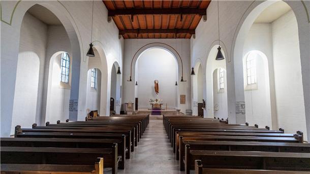 Trend hält an: 2022 noch mehr Kirchenaustritte  Den Kirchen laufen die Mitglieder davon - Zahl der Austritte hoch.