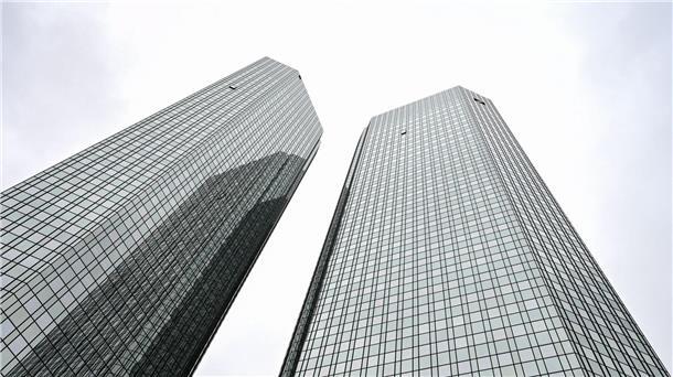 EY: Europas führende Banken schließen zur US-Konkurrenz auf Den nun veröffentlichten EY-Berechnungen zufolge kletterte der Nettogewinn der nach Bilanzsumme zehn größten Banken in Europa, zu denen als einziges deutsches Institut die Deutsche Bank zählt, im ersten Halbjahr zum Vorjahreszeitraum um 80 Prozent auf fast 75 Milliarden Euro.