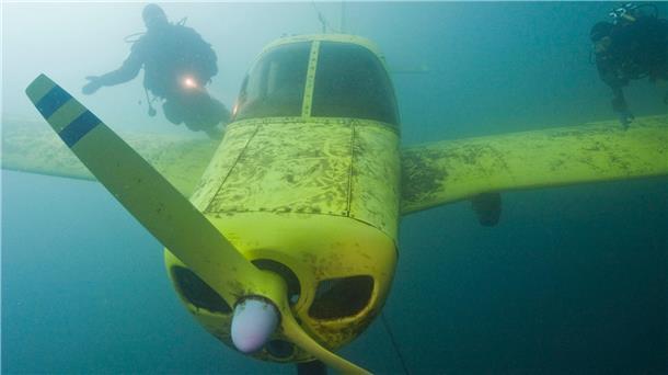 Tödlicher Tauchunfall: 30 Jahre alte Frau verunglückt im Kreidesee in Hemmoor Den Tauchern wird im Kreidesee viel geboten - wie dieses nachträglich versenkte Flugzeug.