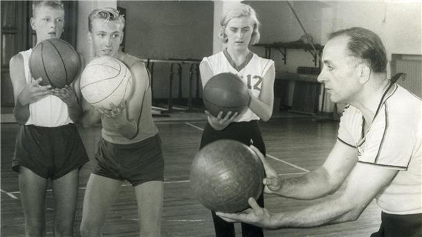Den Umgang mit Ball trainierten diese Jugendlichen 1962.