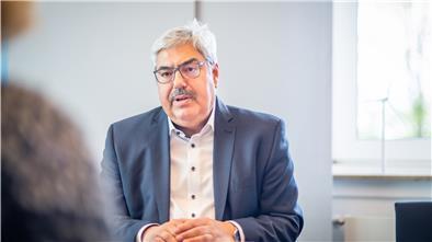 Den Weg, den Niedersachsen jetzt eingeschlagen hat, dass Gastronomiebetriebe unter strengen Auflagen ab Montag wieder Gäste empfangen dürfen, hält Oberbürgermeister Melf Grantz für richtig.