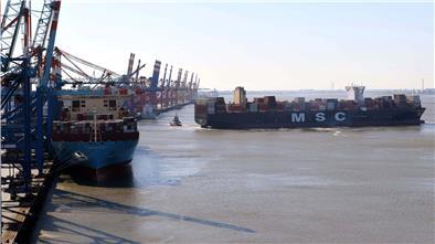 Den Wettlauf um die Riesen-Containerschiffe wollen die Grünen nicht mehr mitmachen. Die Kajenertüchtigung an der Bremerhavener Stromkaje könne nicht der entscheidende Faktor sein, um gegen Rotterdam bestehen zu können.