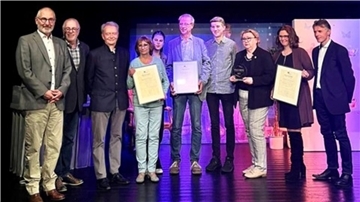 Den Willy-Beutz-Preis erhielten in Wilhemshaven neben anderen Gewinnern für das Stück „Afschoben“ die Vertreterin und Vertreter der niederdeutschen Bühne Brake Jens A. Rose , Tino Roccor und Manuela Schöler (6. bis 8. von links) überreicht.