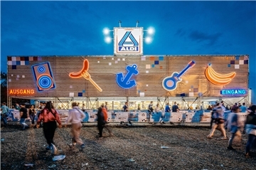 Aldi-Markt auf dem Deichbrand-Festival 2023. 