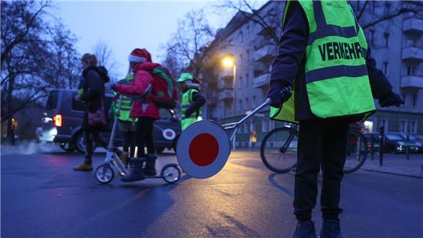 Den Zahl der Schülerlotsen in Deutschland sinkt.
