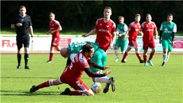Den Zweikampf hat Tobias Refinger (vorne) gegen Marcel Lührs verloren, das Spiel jedoch mit 2:1 gewonnen.