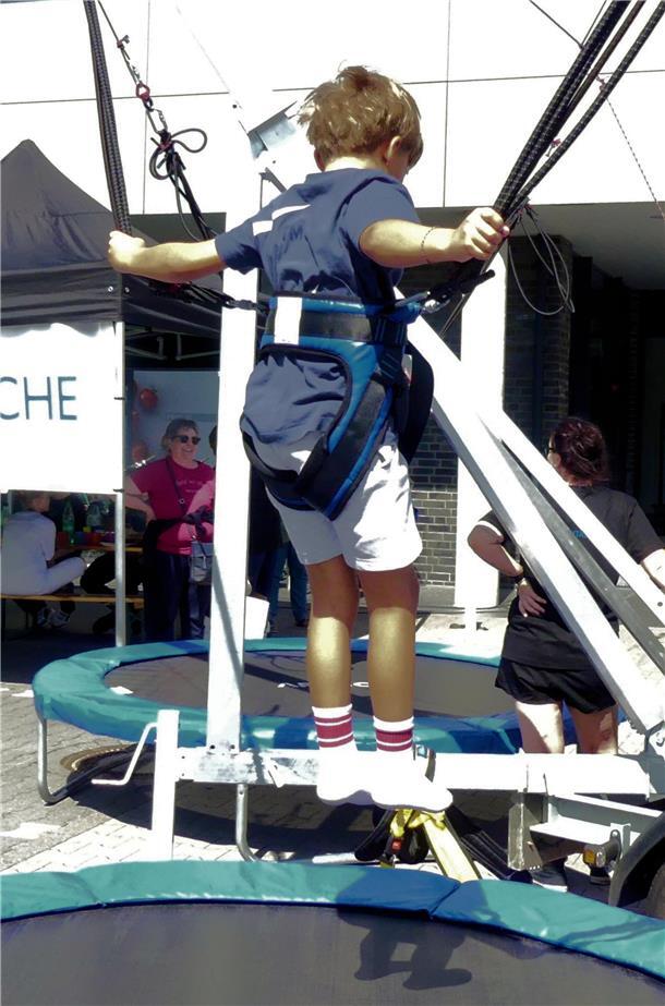 Deniz aus Langen hebt ab vom Trampolin.