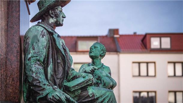 Kritik an Gründer-Denkmal in Bremerhaven: Wie rassistisch ist die Darstellung? Denkmal des Bürgermeisters Smidt auf dem Bremerhavener Theodor-Heuss-Platz im Januar 2023. Foto: Hartmann