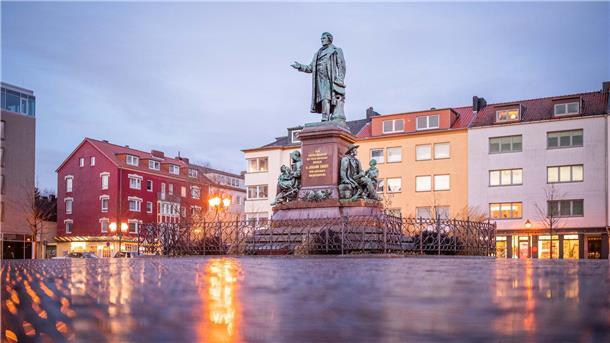 Kritik an Gründer-Denkmal in Bremerhaven: Wie rassistisch ist die Darstellung? Denkmal des Bürgermeisters Smidt auf dem Bremerhavener Theodor-Heuss-Platz im Januar 2023. Foto: Hartmann
