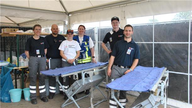 Hurricane-Festival: Gute Stimmung auch bei den Helfern - hält das Wetter? Dennis Bettbrock (Zweiter von links) und das Team der Sanitäter aus Wittlage im Landkreis Osnabrück stehen bereit, wenn es einem Festivalbesucher an der River Stage schlecht geht.