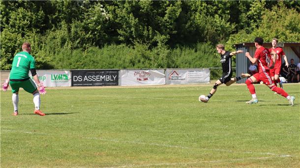 Bülstedt/Vorwerk schlägt Hesedorf/Nartum im Spitzenspiel mit 4:2 Dennis Brückner setzt sich gegen Elias Lagili durch und erzielt das 2:0 für den TSV Bülstedt/Vorwerk.