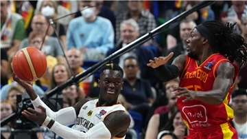 Dennis Schröder (links) sucht eine Anspielstation. 