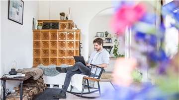 Dennis Vogt vereint in dem gemieteten Bauernhaus in Beverstedt Landhausromantik mit moderner Technik.