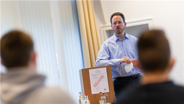 Der 1. Dorumer Demokratietag macht es möglich: So jungen „Kommunalpolitikern“ stand Bürgermeister Marcus Itjen noch nie gegenüber.