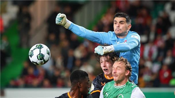 Kaiserslautern jubelt in Fürth - Kurioser Platzverweis Der 1. FC Kaiserslautern um Torhüter Simon Simoni darf auf eine neue große Pokal-Saison hoffen.