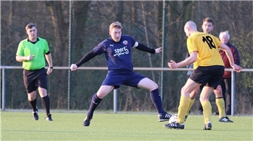 Der 1. FC Nordenham (im blauen Trikot Daniel Bremer) hat wohl keine Möglichkeit mehr, in dieser Saison aus der Kreisliga aufzusteigen.