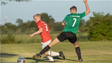Der 1. FC Nordenham gewinnt in der Fußball-Kreisliga beim SV Phiesewarden.