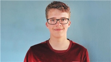 Ein Junge schaut in die Kamera