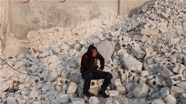 Der 15-jährige Muhammad Al-Mula sitzt in der Nähe seines zerstörten Hauses: Die Menschen in Syrien bekommen nach dem Erdbeben Hilfe von der EU.