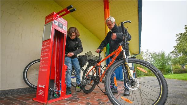 Der 15-jährige Sebastian Rulle (links) und Sozialpädagoge und Familienbetreuer Jens Arends-Stegemann (52) pumpen oft ihre Reifen an der Fahrrad-Reparaturstation am Haus der Jugend oder ziehen eine Schraube nach. Für beide ist klar: Von den Stationen braucht es mehr in Bremerhaven.