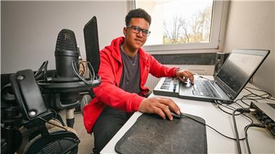 Der 17-jährige Rap-Produzent Andrew Pielhop hat es geschafft: Erstmals steht ein Song von ihm auf Platz eins der deutschen Albumcharts.