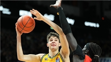 Berlin mit Überraschungssieg gegen Bayern-Basketballer Der 18-jährige Berliner Nevio Bennefeld überzeugte gegen Bayern in der ersten Hälfte.