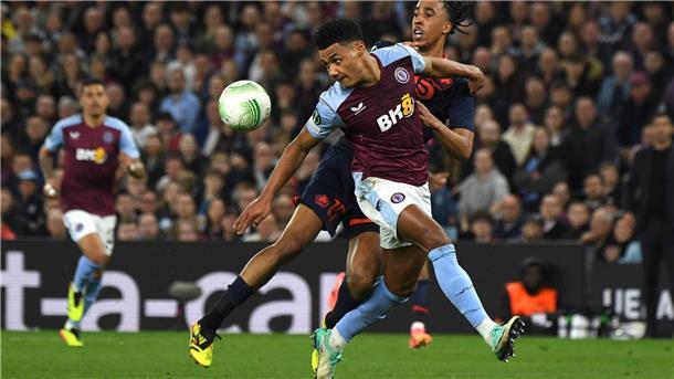 Der 18-jährige Leny Yoro (hinten) wechselt zu Manchester United.