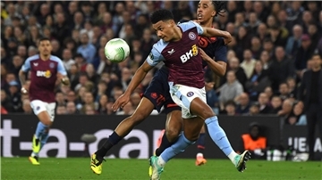 Der 18-jährige Leny Yoro (hinten) wechselt zu Manchester United.