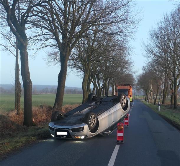 Auto prallt gegen Baum und überschlägt sich dann Unfall Auto auf dem Dach