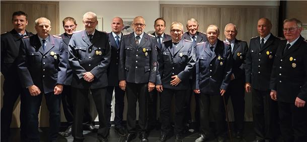 Feuerwehr zeichnet in Rockstedt langjährige Mitglieder aus Der 2. stellvertretende Gemeindebrandmeister Ronald Krause (links) ehrte in Rockstedt Feuerwehrleute, die seit Jahrzehnten dabei sind.