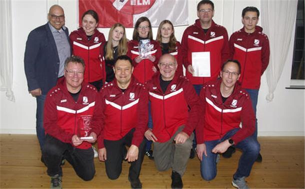 Der 2. Vorsitzende Yalcin Akyürek (ganz links) nahm die Ehrungen für den „Sportler des Jahres“ Stefan Eberle (vorne von links) und dessen Teammitspieler Eduard Jachin, Karsten Donner, Marco Dölling, Nathalie Donner sowie (hinten von links), Ina Böker, Melanie Böker, Beke Böker, Henning Schumacher und Mikka Isanowski vor.