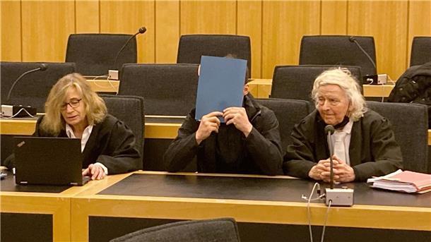 Nach Tod beim CSD: Angeklagter räumt Vorwürfe ein Der 20 Jahre alte Angeklagte zwischen seiner Pflichtverteidigerin (l) und dem Anwalt (r) im Gerichtssaal.