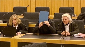 Der 20 Jahre alte Angeklagte zwischen seiner Pflichtverteidigerin (l) und dem Anwalt (r) im Gerichtssaal.