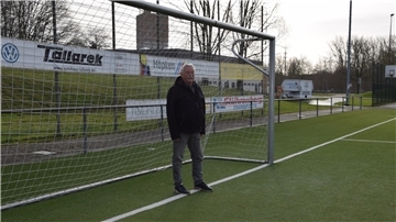 Der 2014 neu verlegte Kunstrasenplatz ist für den 1. FC Nordenham Gold wert. Der Vereinsvorsitzende Max-Peter Michel ist froh über das Naturprodukt: