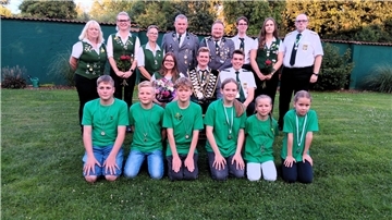 Gruppenfoto mit Schützen. Der 21-jährige Dirk Witte ist neuer Schützenkönig in Nartum und tritt die Nachfolge von Günter Röhrs an. Gemeinsam mit seinem Vater Frank Witte, nun 1. Ritter, führt er das neue Königshaus an.