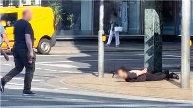 Der 21-Jährige ging nach der Tat in Richtung Fußgängerzone. Als er Polizeisirenen hörte, legte er sich an der Lloydstraße auf den Boden, nahm die Hände auf den Rücken, um sich festnehmen zu lassen. Die Armbrust liegt neben ihm.